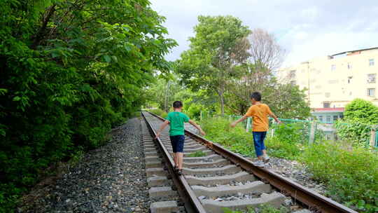 两个小孩走在铁路上视频素材模板下载
