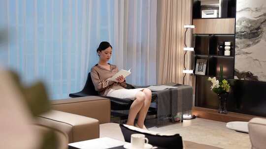 现代室内女人 客厅落地窗 阅读场景