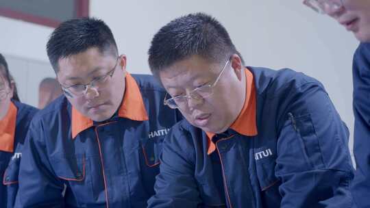 工程师设计图纸探讨