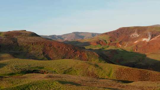 丘陵，山脉，火山口，间歇泉