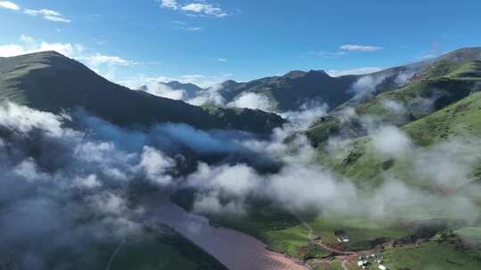 航拍青海玉树高原旅游山谷晨雾仙境云层环绕