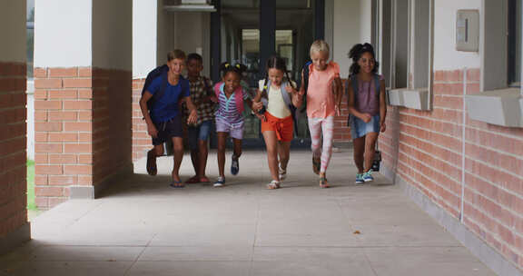 不同学生在学校走廊上奔跑