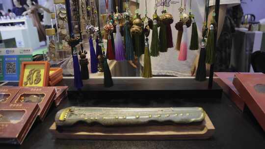 展示传统工艺品与饰品香囊