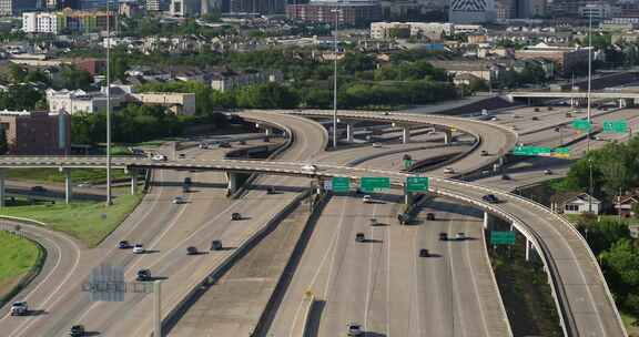 德克萨斯州休斯顿288高速公路上汽车的无人机视图