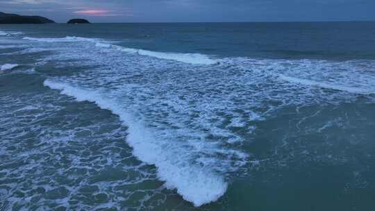 东南亚泰国普吉岛清晨时分海水冲刷沙滩景观视频素材模板下载