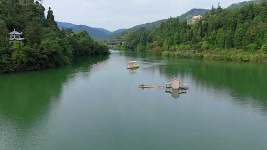 游乐船只 木船  游玩 绿水青山