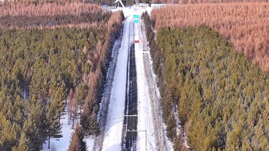 冬季森林间的积雪道路全景