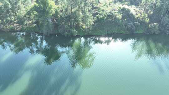 俯拍河面河流绿色河水自然生态环境风景