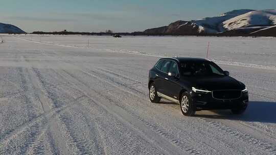 航拍 汽车在雪地奔驰视频素材模板下载