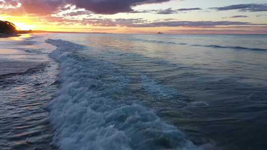 航拍海边日出海浪