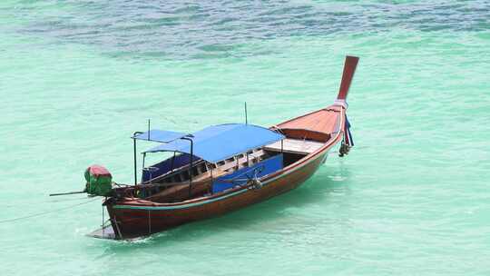 长尾船漂浮在海滩附近的海里。泰国长尾船。视频素材模板下载