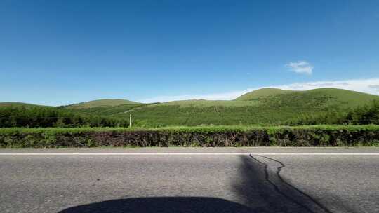 开车行驶在草原道路中  第一视角草原风景