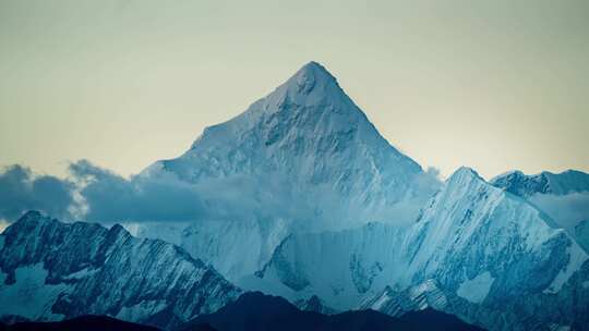 贡嘎雪山日照金山视频素材模板下载