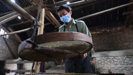 慢镜头实拍古法榨油百年油坊茶油茶籽油加工