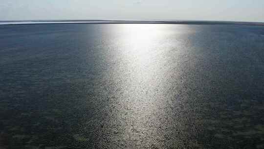 大海的俯视图。阳光反射在海水中。