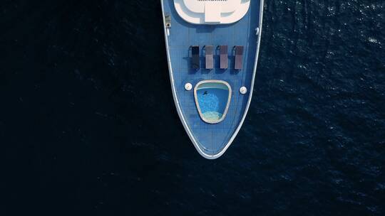 航拍马尔代夫海洋豪华私人游艇上的女人