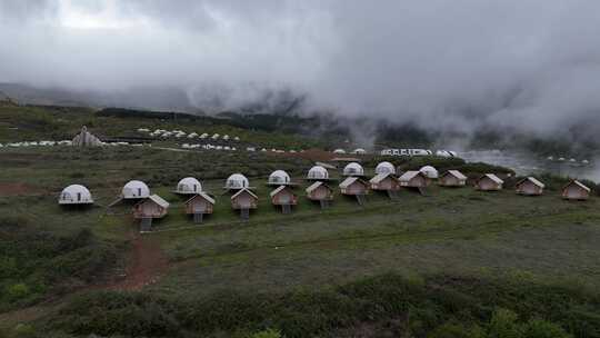 户外露营地帐篷房屋全景