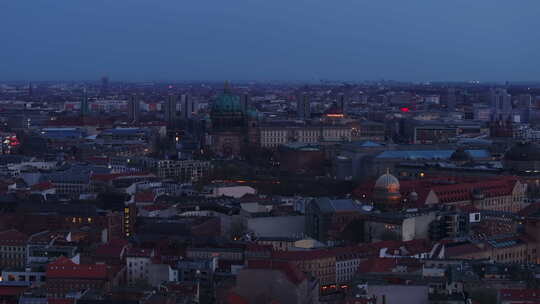 暮光之城柏林鸟瞰图，展示柏林大教堂和新犹