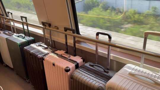 高铁火车上的并排行李箱