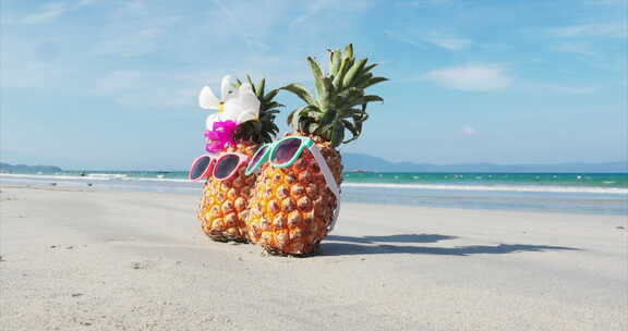 沿海的热带海滩在沙滩上戴着太阳镜的热带水果