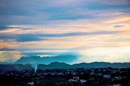 山间村落上空色彩斑斓的天空景象