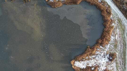 雪景中冰冻湖和河流的鸟瞰图