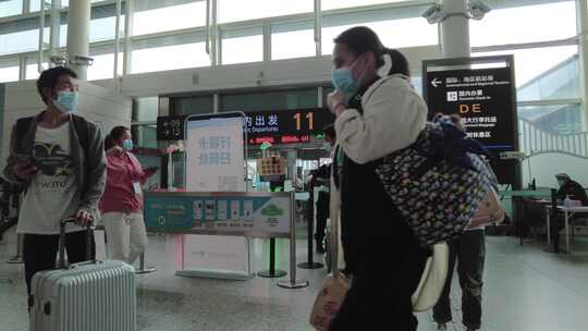 杭州萧山国际机场进站口安检人员安检视频素材模板下载