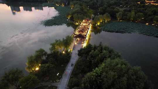 航拍武汉沙湖廊桥夜景灯光湖景