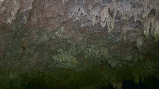 云南山区喀斯特地质溶洞入口
