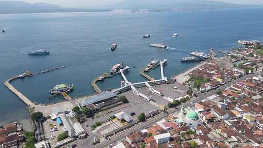 印度尼西亚班尤万吉港与巴厘岛渡轮的鸟瞰图