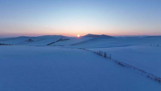 呼伦贝尔冬季风景丘陵雪野一抹晚霞