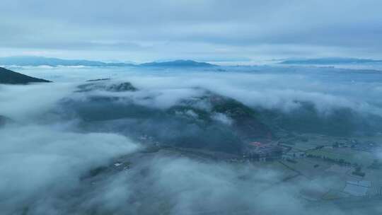 航拍下的云海与田园乡村