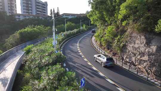 行驶在沿海公路的房车