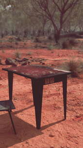 沙漠中的旧锈金属桌
