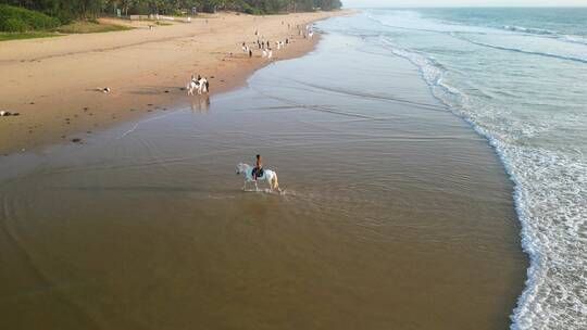 三亚海棠湾海景日出下的美女骑马拍摄