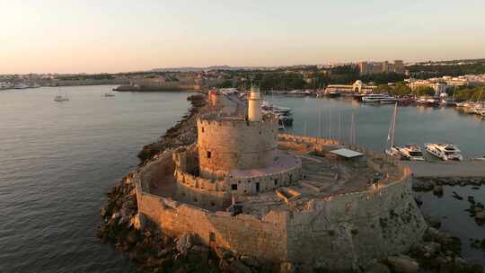 希腊罗德岛中世纪防御工事灯塔和希腊国旗上