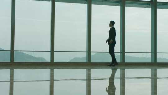 4K 商务男子落地窗思考