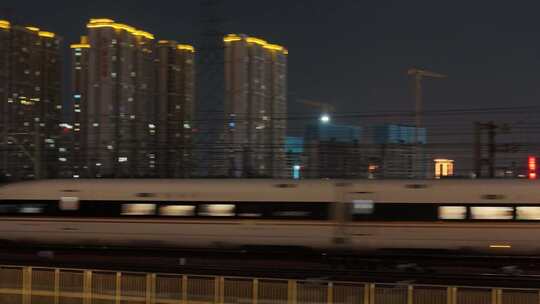 夜晚城市轨道交通高楼高铁经过横摇