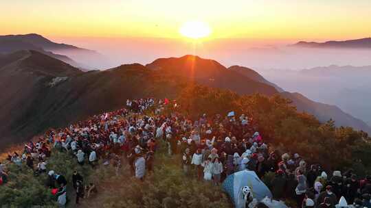 山顶人群观赏日出场景 太子尖日出