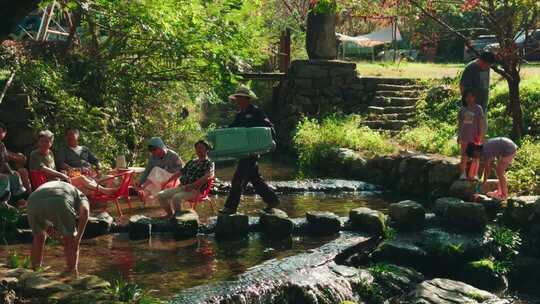 人们在溪边休闲娱乐场景