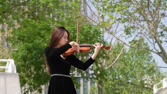 小提琴家户外演奏视频素材模板下载