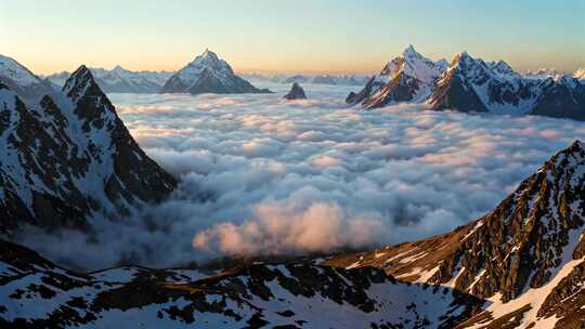 雪山云海壮丽全景