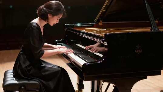 女性演奏钢琴素材