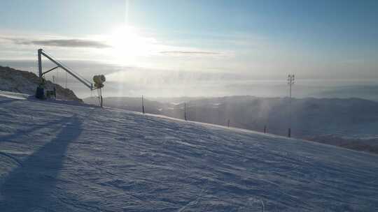 航拍新疆阿勒泰冬天滑雪场单板滑雪