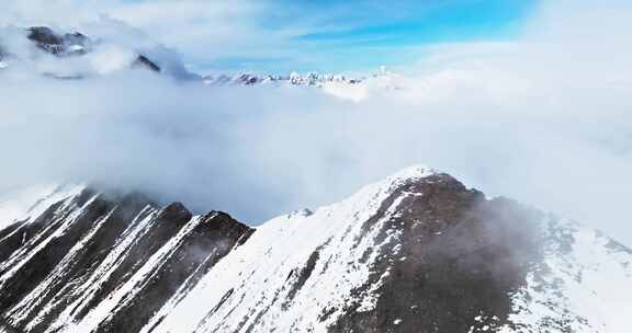 云雾缭绕的川西雪山航拍风景壮美夹金山