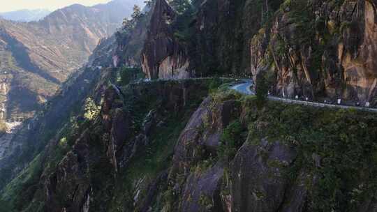 无人机揭示了印度最危险的道路，位于喜马偕尔邦喜马拉雅山的斯皮提山谷