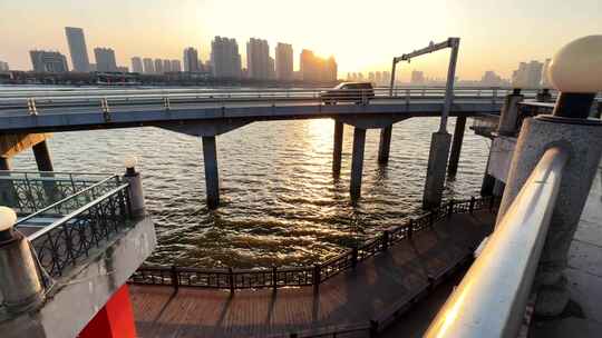 夕阳下的城市水域与跨水桥梁风景