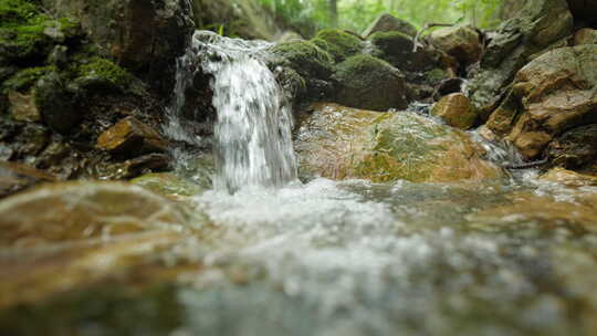 清澈山泉小溪矿泉水山涧