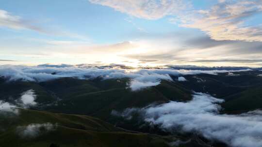 黎明航拍四川西部色达县高山云海朝霞景观