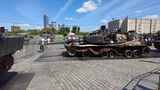 在莫斯科展示的缴获美制M1A1主战坦克高清在线视频素材下载
